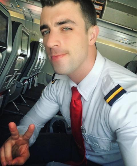 Anh chàng phi công siêu đẹp trai với body 6 múi đang làm dậy sóng Instagram - Ảnh 13.