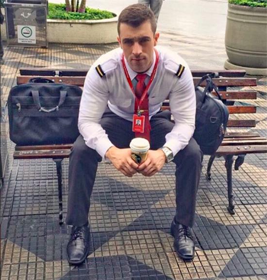 Anh chàng phi công siêu đẹp trai với body 6 múi đang làm dậy sóng Instagram - Ảnh 14.