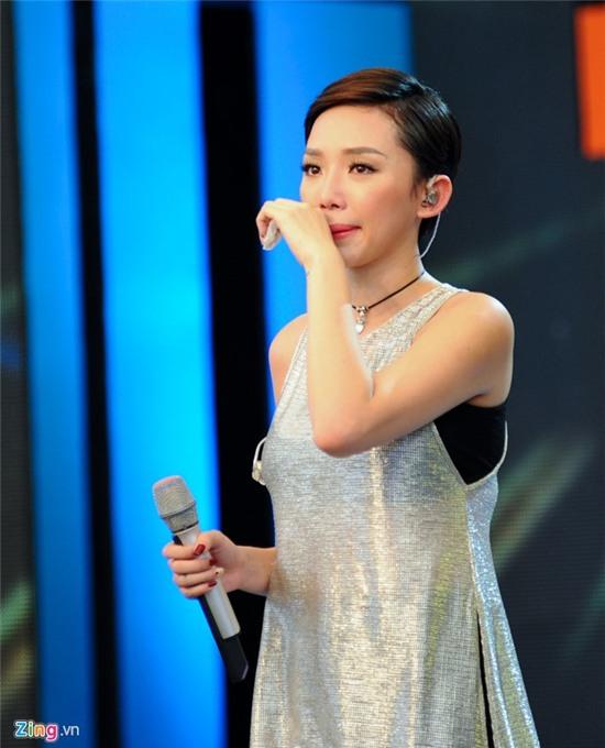 Toc Tien bat khoc khi nhac den Wanbi Tuan Anh hinh anh 2