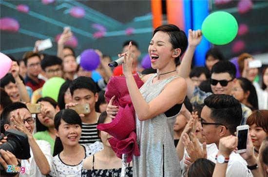 Toc Tien bat khoc khi nhac den Wanbi Tuan Anh hinh anh 6