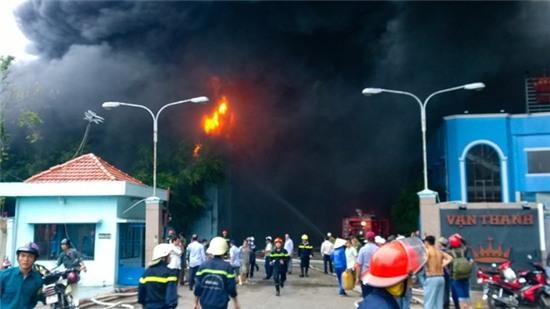 Linh cuu hoa kiet suc dap dam chay nem Van Thanh hinh anh 1