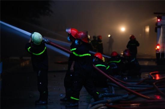 Linh cuu hoa kiet suc dap dam chay nem Van Thanh hinh anh 11