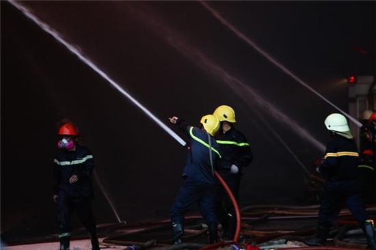 Linh cuu hoa kiet suc dap dam chay nem Van Thanh hinh anh 13