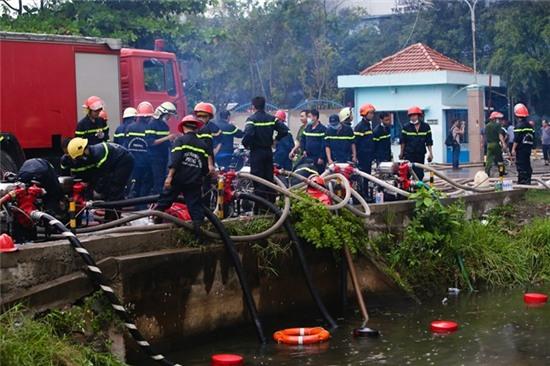 Linh cuu hoa kiet suc dap dam chay nem Van Thanh hinh anh 2