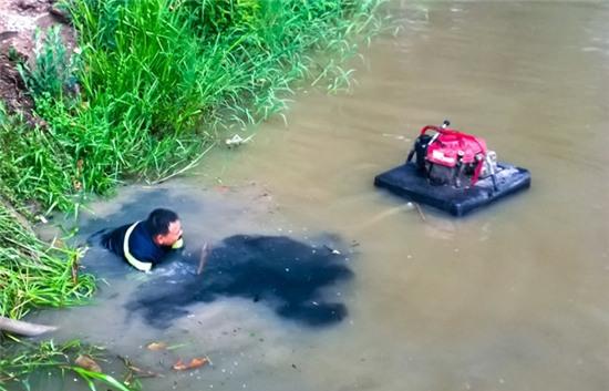 Linh cuu hoa kiet suc dap dam chay nem Van Thanh hinh anh 4