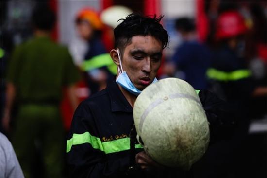 Linh cuu hoa kiet suc dap dam chay nem Van Thanh hinh anh 5