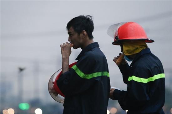 Linh cuu hoa kiet suc dap dam chay nem Van Thanh hinh anh 7