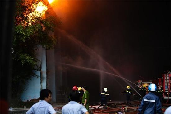 Linh cuu hoa kiet suc dap dam chay nem Van Thanh hinh anh 9