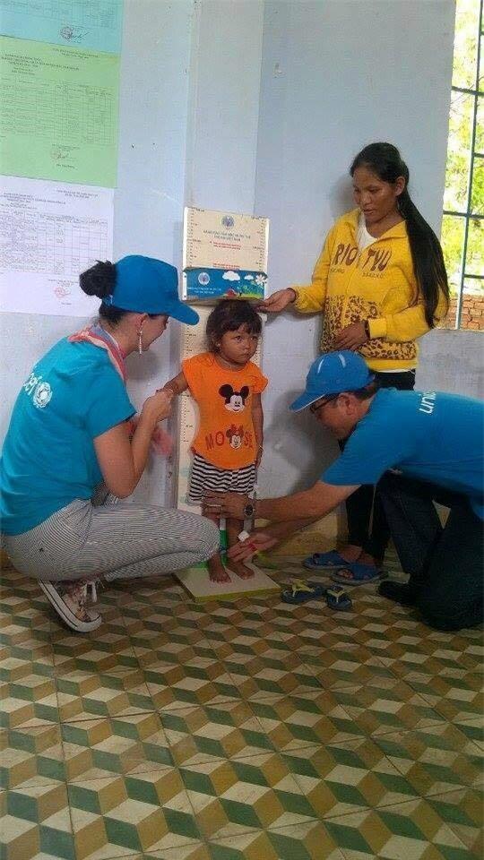 Katy Perry gian di den tham tre em tai Ninh Thuan hinh anh 2