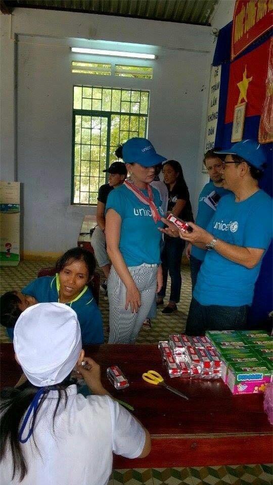 Katy Perry gian di den tham tre em tai Ninh Thuan hinh anh 3