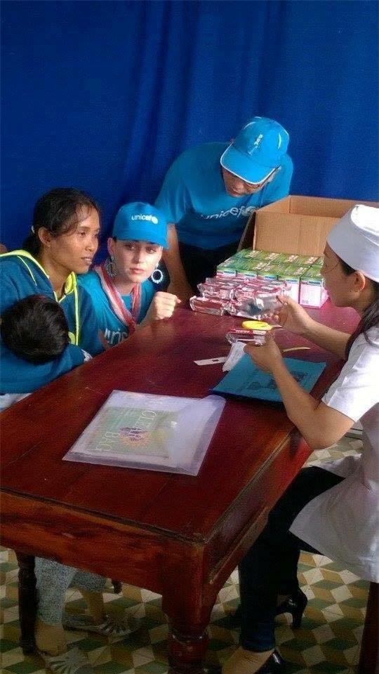 Katy Perry gian di den tham tre em tai Ninh Thuan hinh anh 5