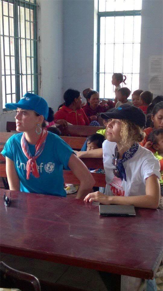 Katy Perry gian di den tham tre em tai Ninh Thuan hinh anh 6