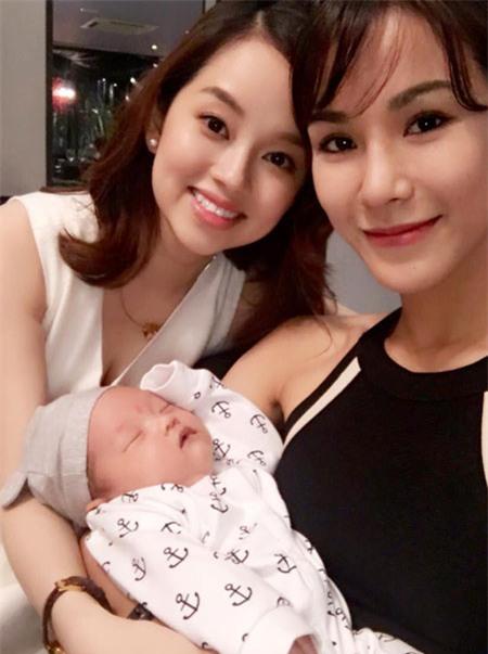 con-trai-ly-kute-dang-yeu-trong-le-mung-day-thang-3