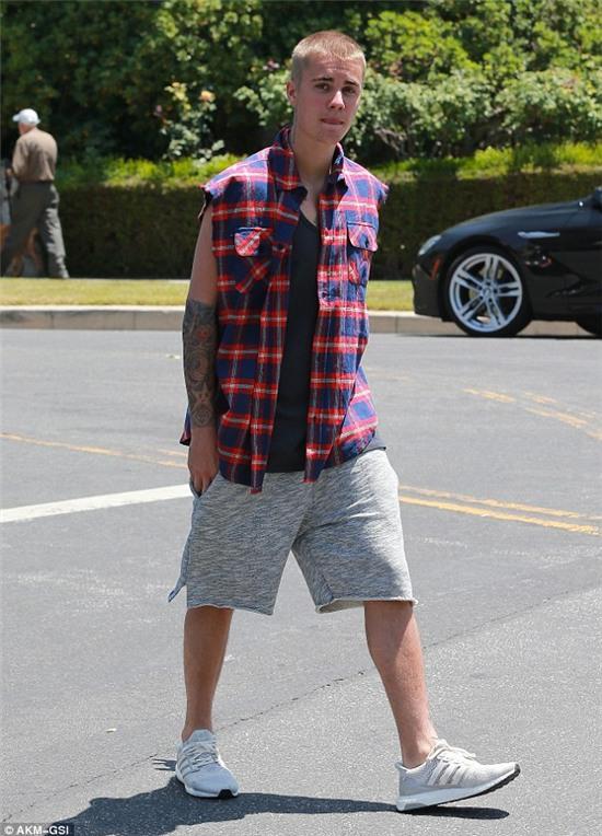 Vẫn chưa chịu lớn, Justin Bieber lại khoe ảnh đụng chạm chỗ hiểm - Ảnh 2.