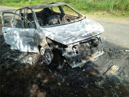 Oto cho 5 nguoi di chup anh cuoi chay rui tren duong hinh anh 1