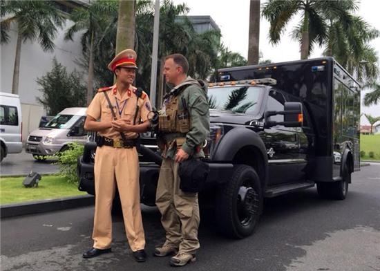 cú bám đuổi, xe đặc vụ Mỹ, Tổng thống Obama, cảnh sát giao thông dẫn đoàn, obama thăm việt nam