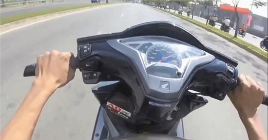 Chiếc tay ga đạt vận tốc 130 km/h trên phố.