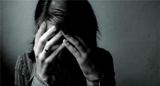 Úc: Thấy con gái chuyển giới quá xinh đẹp, cha dượng cưỡng bức suốt 13 năm - Ảnh 1.