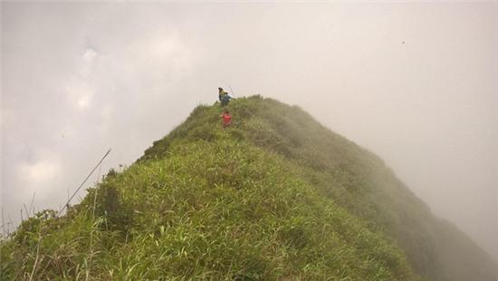 Con đường nguy hiểm giữa núi Công Sơn trong hành trình của nhóm thanh niên.