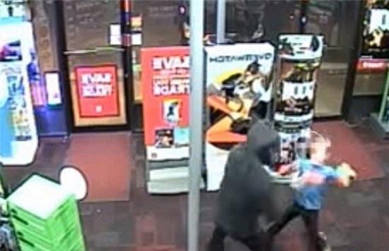 my: cau be 7 tuoi dung gau bong danh cuop co vu khi hinh anh 1