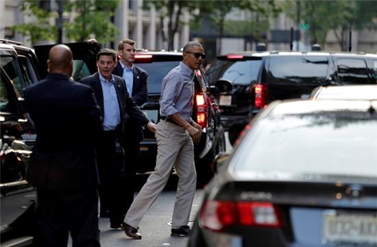 Vua ve My, Tong thong Obama dan vo dung bua o nha hang hinh anh 3