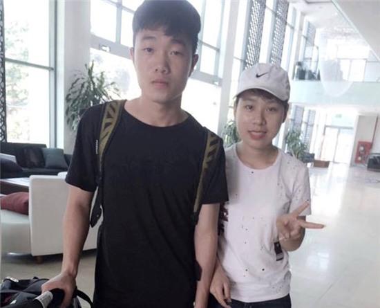 Ban gai Hoa Minzy den don Cong Phuong ngay tro ve hinh anh 2