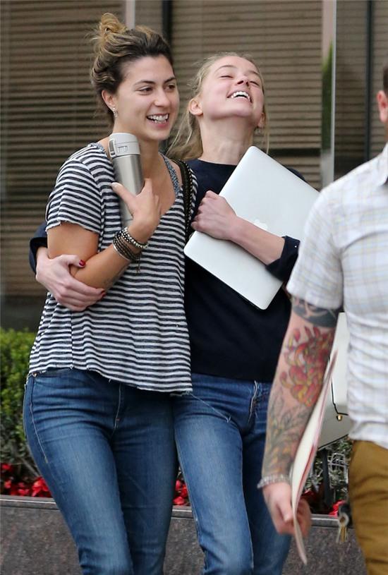 Vừa khóc vì bị Johnny Depp bạo hành, Amber lại cười hớn hở trên phố - Ảnh 4.