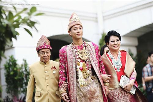 Choáng ngợp đám cưới 'toàn vàng' của tài tử điển trai nhất Indonesia 18