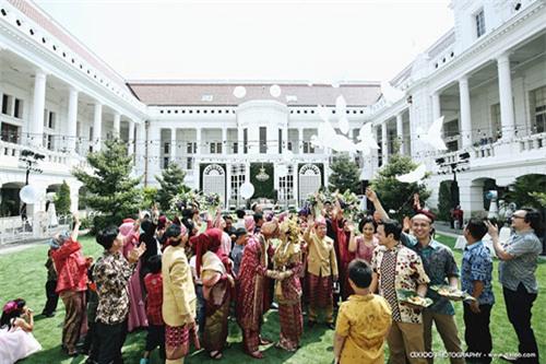 Choáng ngợp đám cưới 'toàn vàng' của tài tử điển trai nhất Indonesia 5