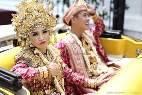 Choáng ngợp đám cưới 'toàn vàng' của tài tử điển trai nhất Indonesia 3