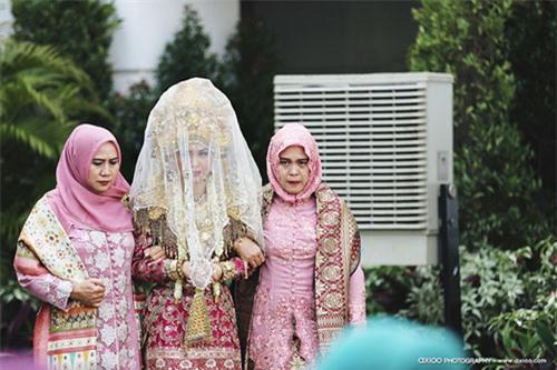 Choáng ngợp đám cưới 'toàn vàng' của tài tử điển trai nhất Indonesia 5