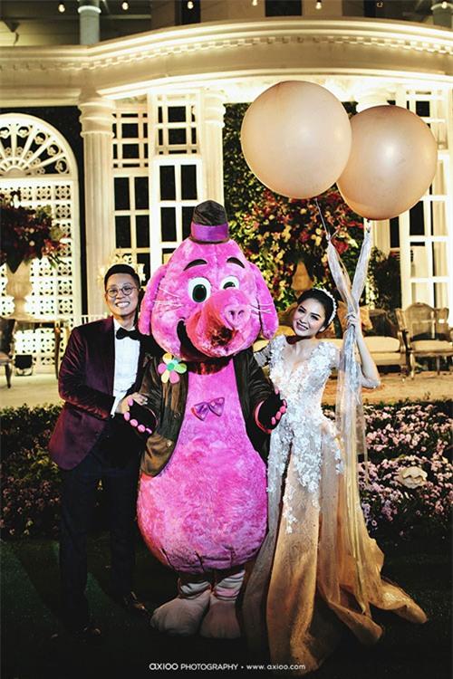 Choáng ngợp đám cưới 'toàn vàng' của tài tử điển trai nhất Indonesia 14