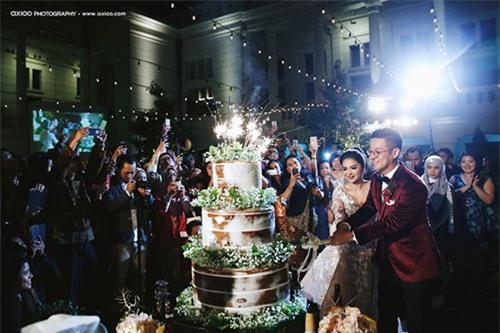 Choáng ngợp đám cưới 'toàn vàng' của tài tử điển trai nhất Indonesia 8