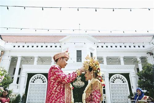 Choáng ngợp đám cưới 'toàn vàng' của tài tử điển trai nhất Indonesia 17