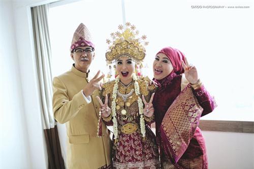Choáng ngợp đám cưới 'toàn vàng' của tài tử điển trai nhất Indonesia 1