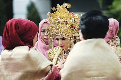 Choáng ngợp đám cưới 'toàn vàng' của tài tử điển trai nhất Indonesia 15