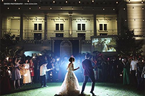 Choáng ngợp đám cưới 'toàn vàng' của tài tử điển trai nhất Indonesia 4