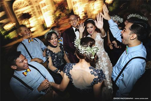 Choáng ngợp đám cưới 'toàn vàng' của tài tử điển trai nhất Indonesia 4