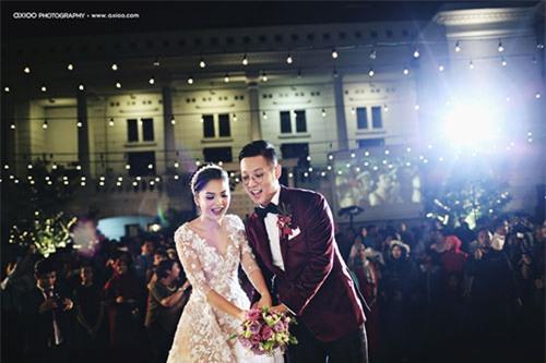 Choáng ngợp đám cưới 'toàn vàng' của tài tử điển trai nhất Indonesia 19