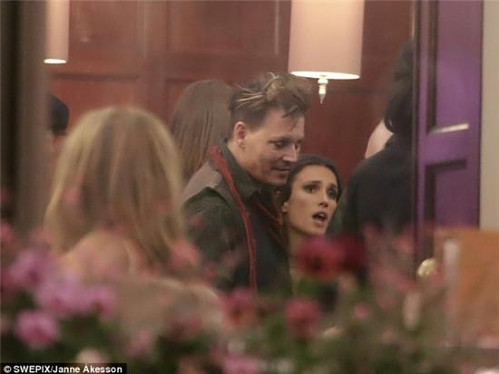 Johnny Depp tiệc tùng với gái lạ sau khi không bị truy tố tội hành hung vợ cũ - Ảnh 2.