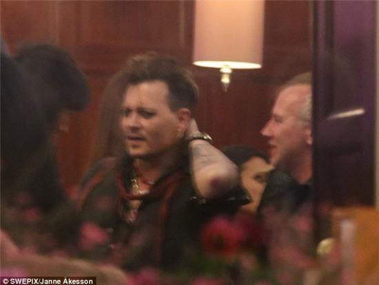 Johnny Depp tiệc tùng với gái lạ sau khi không bị truy tố tội hành hung vợ cũ - Ảnh 4.