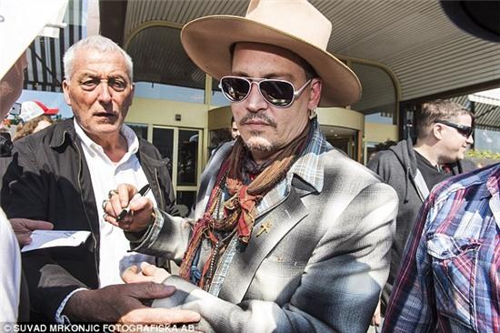 Johnny Depp tiệc tùng với gái lạ sau khi không bị truy tố tội hành hung vợ cũ - Ảnh 5.