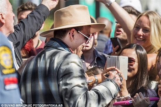 Johnny Depp tiệc tùng với gái lạ sau khi không bị truy tố tội hành hung vợ cũ - Ảnh 6.