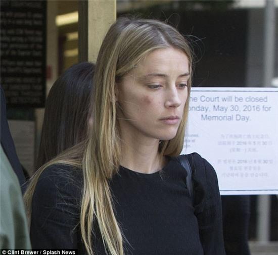 Johnny Depp tiệc tùng với gái lạ sau khi không bị truy tố tội hành hung vợ cũ - Ảnh 7.