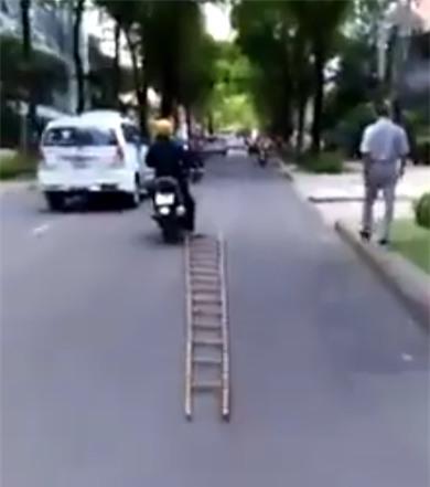 Clip khó đỡ: Người vận chuyển thản nhiên kéo lê chiếc thang tre trên đường phố Sài Gòn - Ảnh 2.