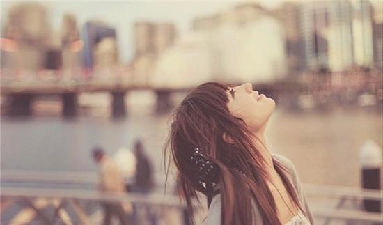 Anh thương cô ấy, em tự mình thương em