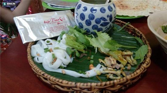 Thực khách hoảng hồn phát hiện đỉa còn sống trong suất mỳ Quảng - Ảnh 1.