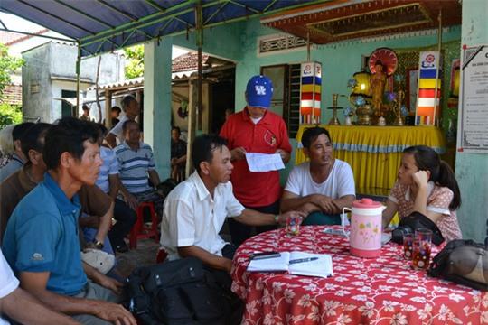 Bé trai bị điện giật chết: Người nhà đưa thi thể đặt trước nhà hàng - Ảnh 4.