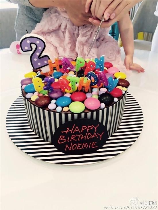 Duong Mich chi o 8 tieng voi chong con hinh anh 1