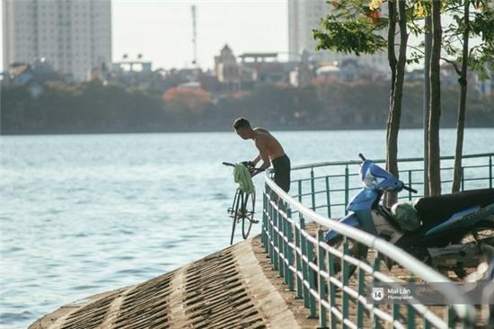 Cấm thì mặc cấm, người Hà Nội vẫn hớn hở vẫy vùng giữa bãi tắm hồ Tây để giải nhiệt - Ảnh 16.